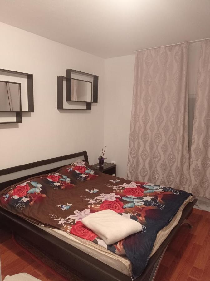 Apartament Bed & Breakfast Floresti  Bagian luar foto