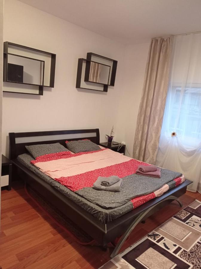 Apartament Bed & Breakfast Floresti  Bagian luar foto