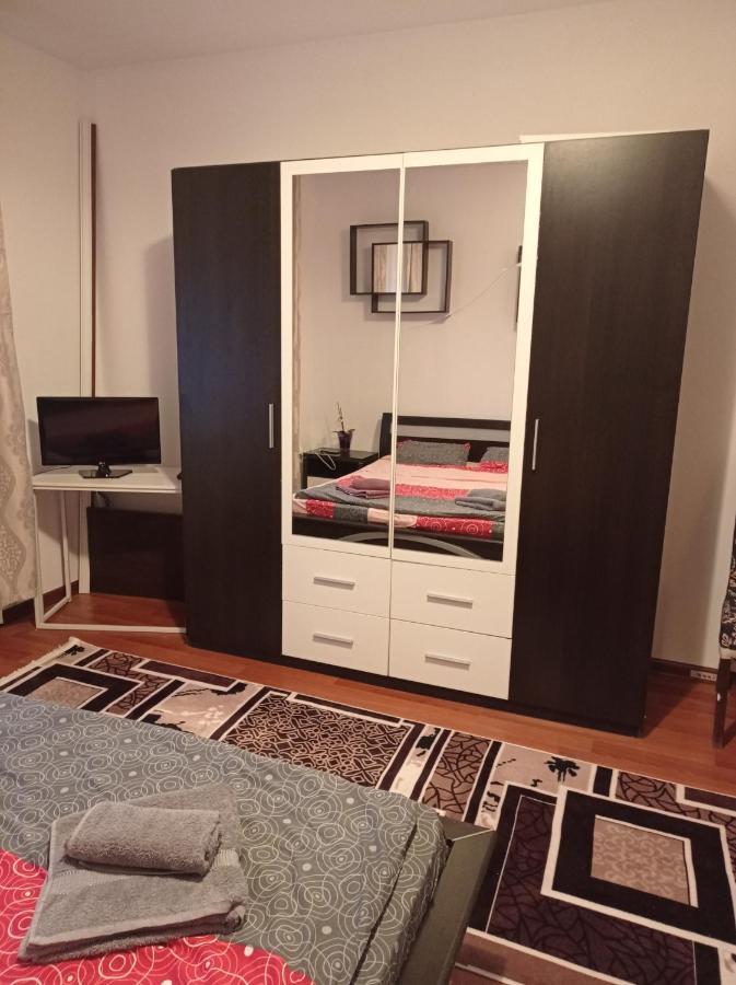 Apartament Bed & Breakfast Floresti  Bagian luar foto